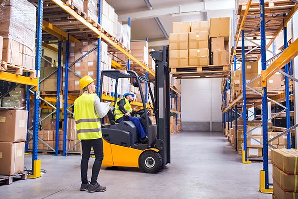 warehousing facility equipped with loading docks & pallet jack lifts